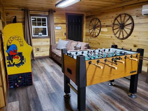Wellington House | Luxury Cabin Hot Tub Bunkroom Gameroom at CaveRunLake