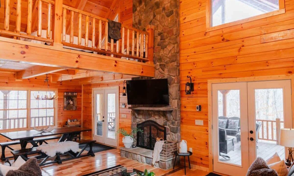 Carbon Hill Cabin | Luxury Cabin Sleeps 16 with Game Room and Hot Tub