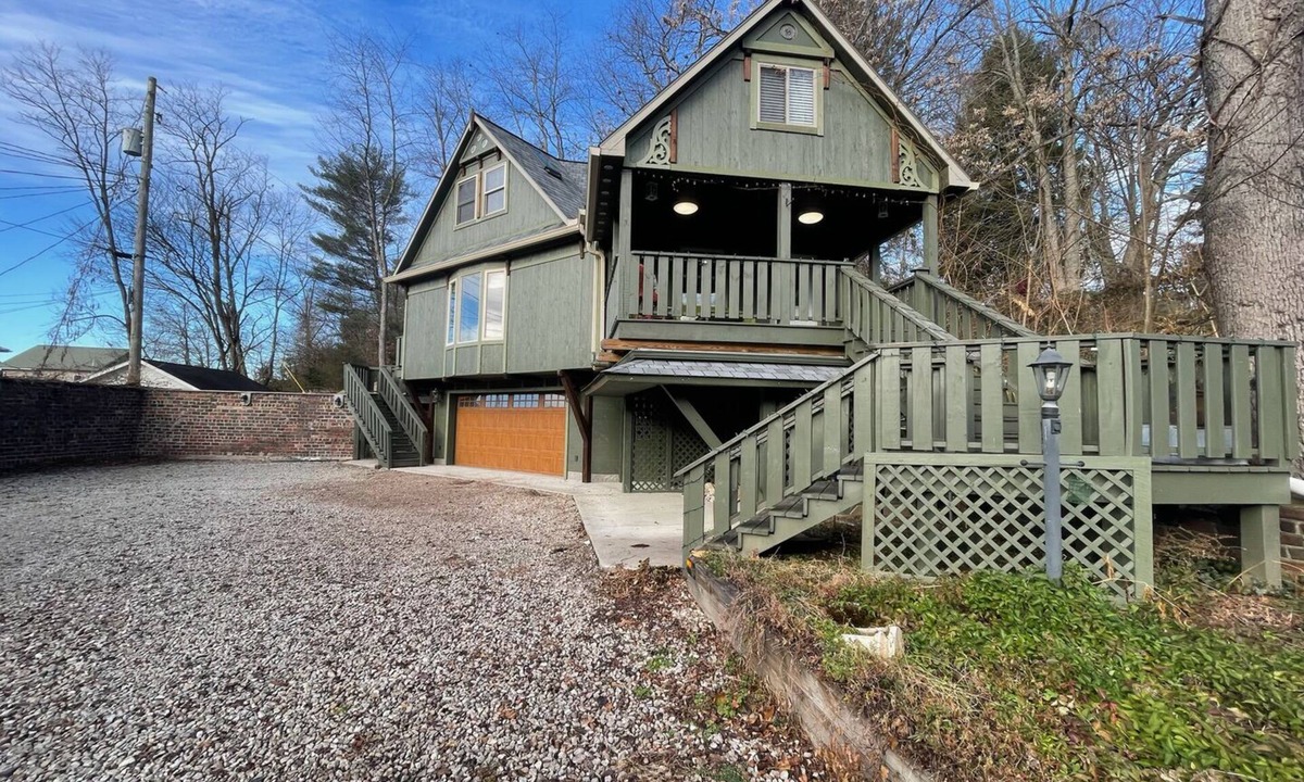Nelsonville House | Luxury Cottage in Nelsonville, close to Train, Opera House, near Hocking Hills