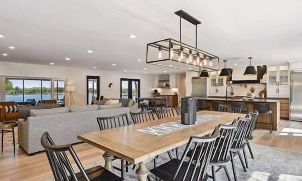 Alexandria House | Luxury Cowdry Cottage Lake Home