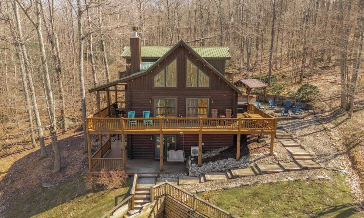 Thayerville Cabin | Luxury Deep Creek Lake Cabin Sauna Hot Tub Arcade Fire Pit Pet Friendly