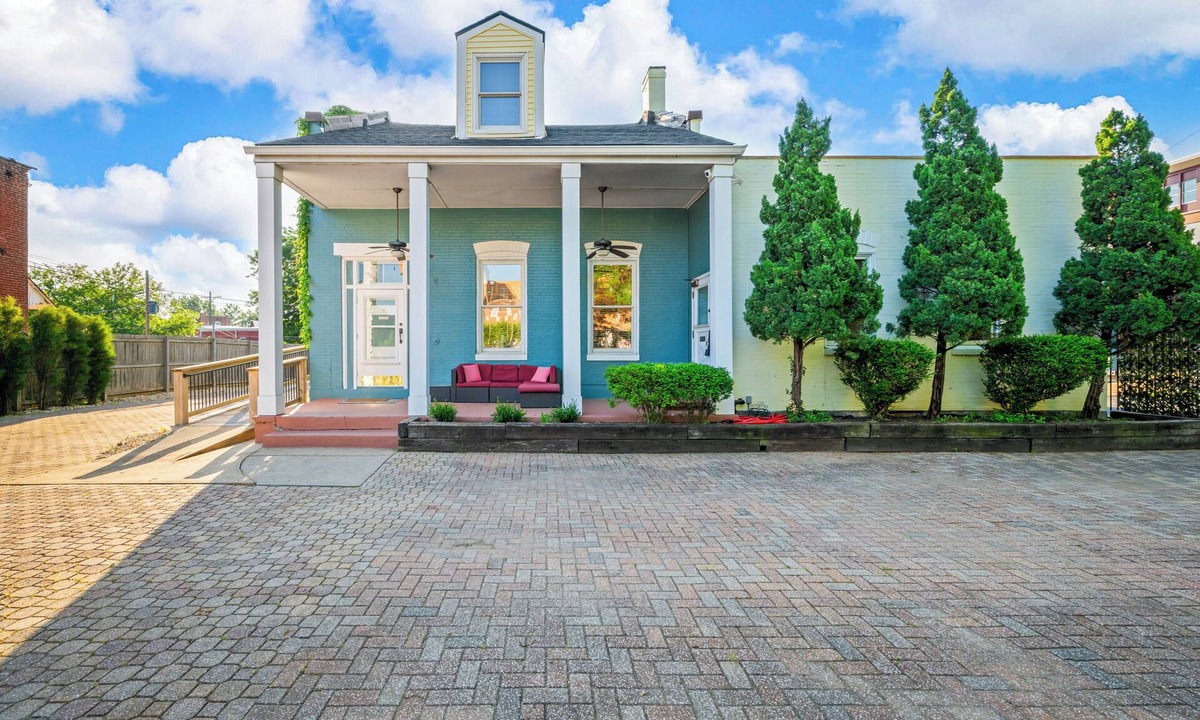 St. Louis House | Luxury Gated 3BR w/Skylight Atrium Near Downtown & Brewery, 30+ Nights