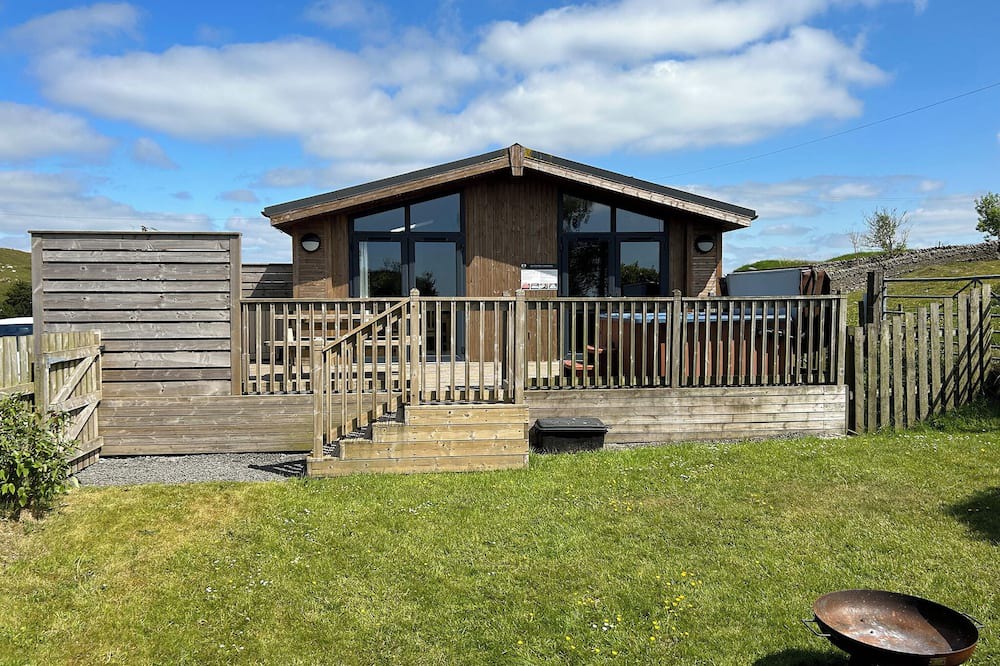 Haltwhistle Ski Chalet | Luxury Holiday Lodge with Hot Tub