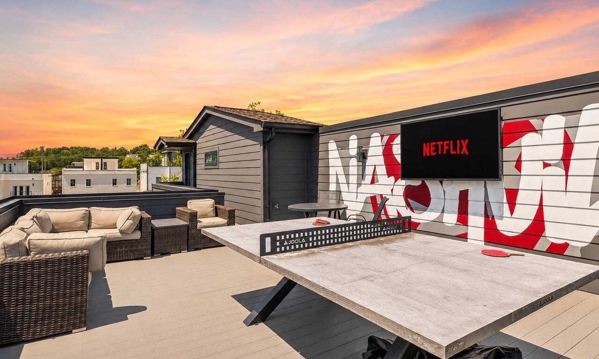 Haynes Area House | Luxury home with rooftop lounge near Broadway!