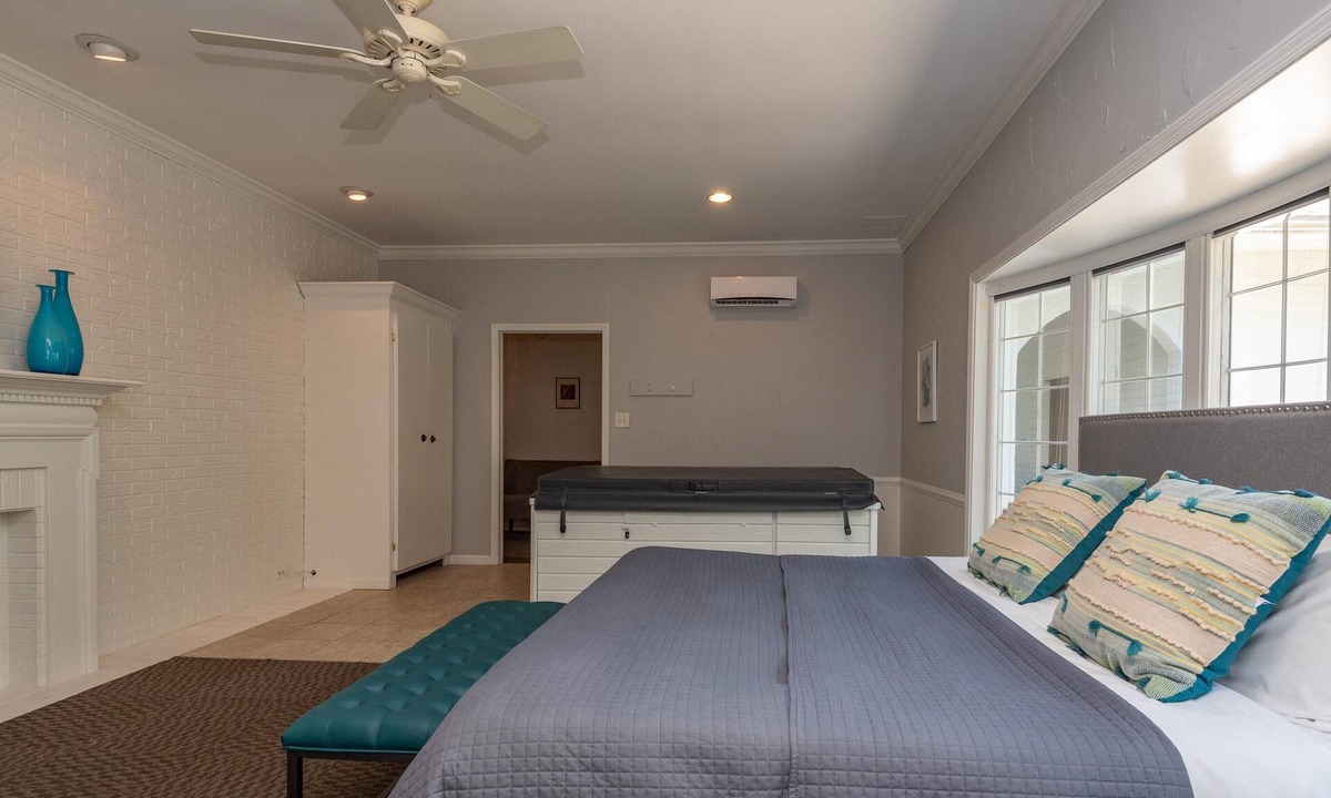 Nashville Hotel | Luxury Hot tub Suite w/In-Room Hot Tub & King Bed 1BR, 1BA