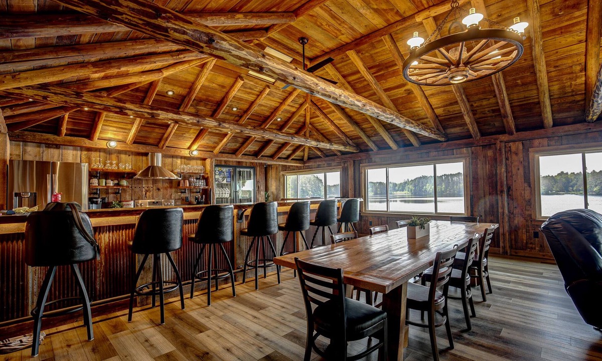 Tomahawk Cabin | Luxury Lakeside Lodge on Beautiful Somo Lake