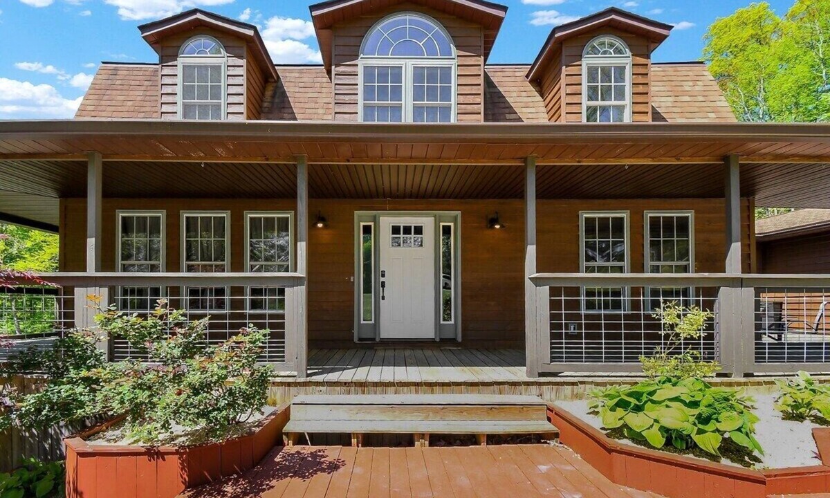 Lancaster Cabin | Luxury Lodge w/Gourmet Kitchen, Hot Tub & Wood Burning Fireplace! Pet Friendly