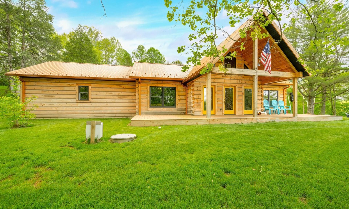 Nashville Cabin | Luxury Log Cabin, Pet Friendly, Hot Tub, Golfing, Near Brown County State Park
