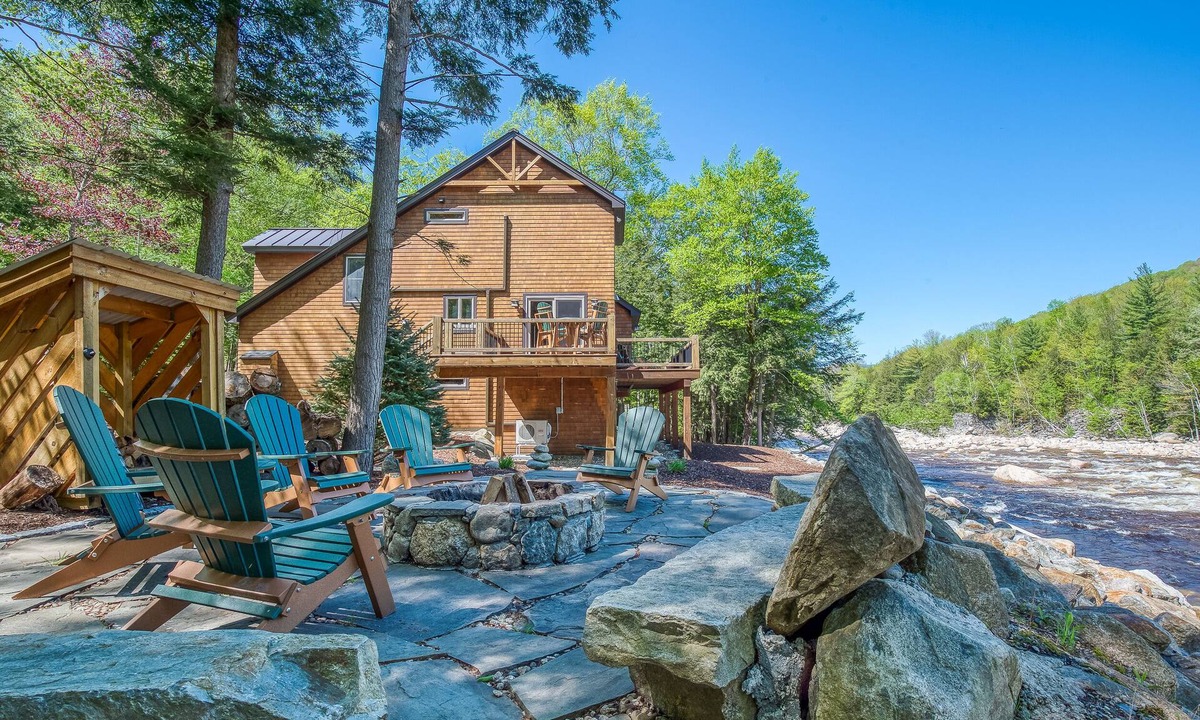 Lincoln House | Luxury Loon Mountain Home on the Pemi River - Walk to Ski Lifts