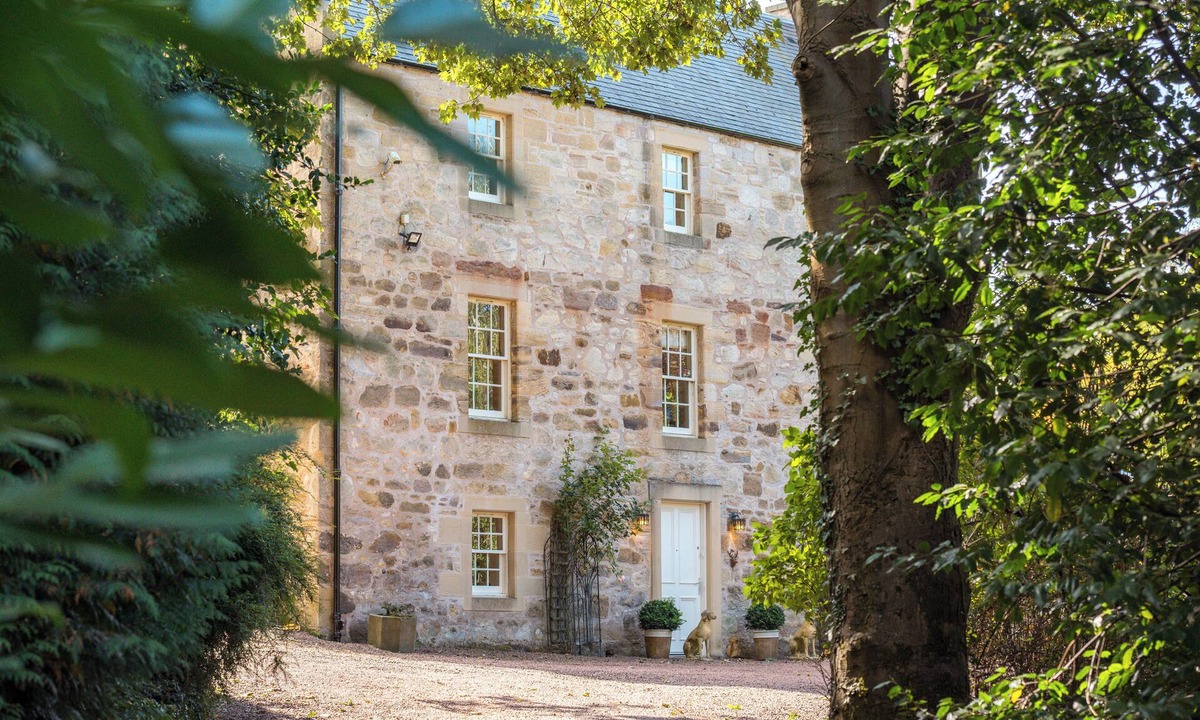 Dalkeith House | Luxury Scottish 5 Bedroom Home near Edinburgh with Hot Tub & Sauna