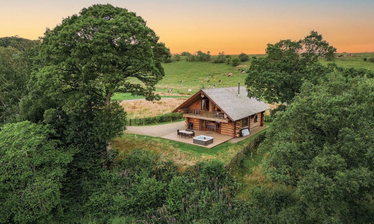 Carlisle Cabin | Luxury Secluded Log Cabin with a Hot Tub - Sleeps 8 - Dog Friendly - River View