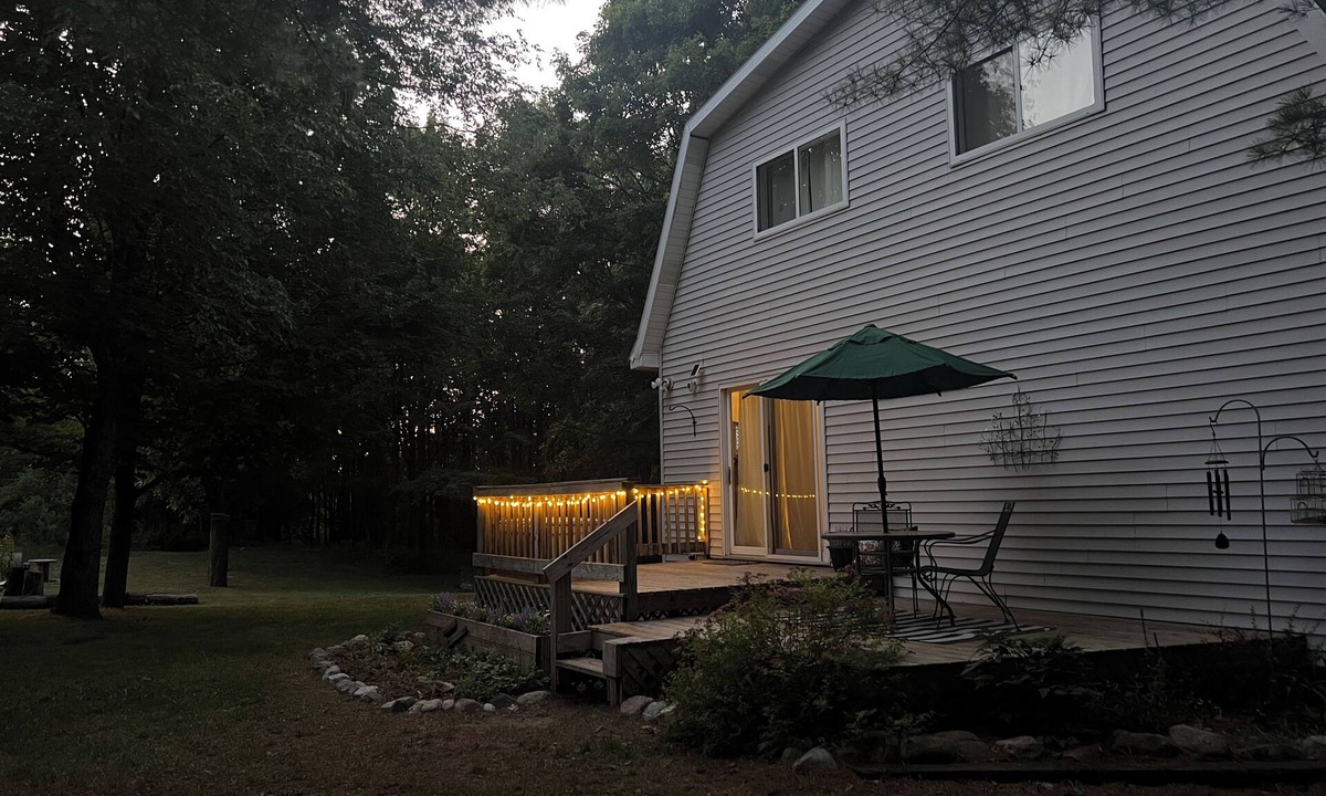 Frankfort House | M-22 home, 3 min to Lake Michigan and surrounded by hiking trails!