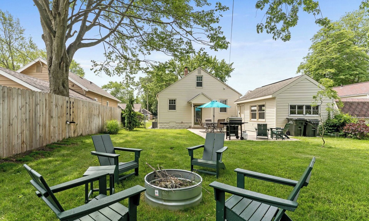 Lakeside House | M2 -Relaxed Beach Stay Fenced Yard, Fire Pit & 2 Living Areas, Pets welcome