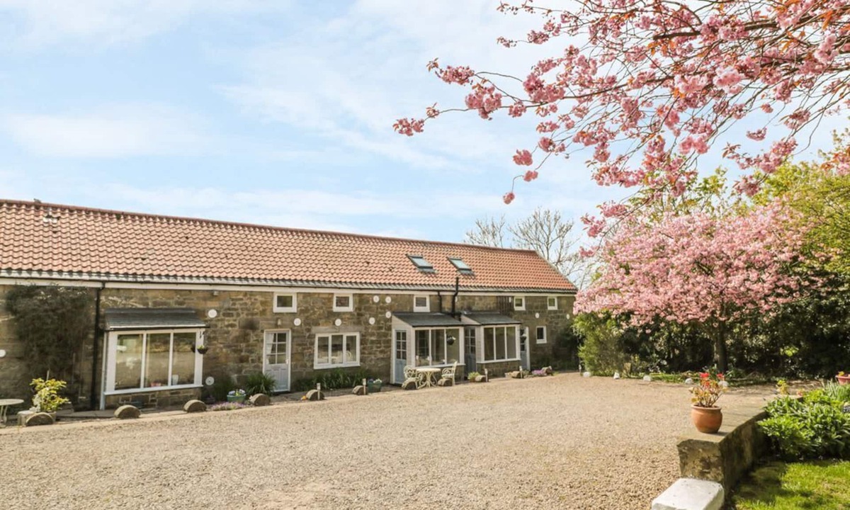 Morpeth Cottage | MAGPIE COTTAGE, Exposed brick wall, WiFi, Morpeth