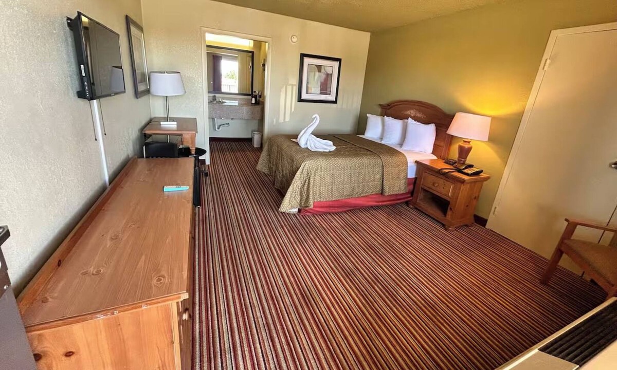 Mattoon Hotel | Mattoon Discovery Stay | Local Attractions & Recreation | Dining, Parks & Shops