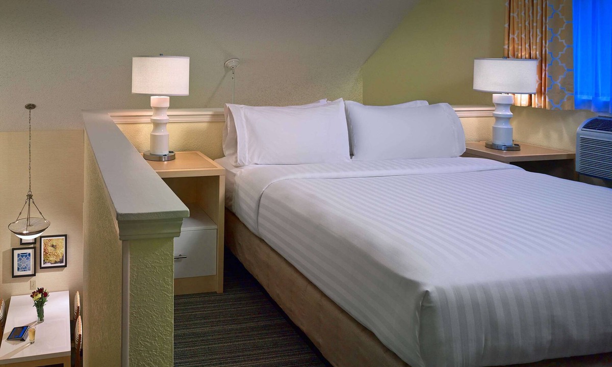 Westlake Hotel | Maximum Comfort and Styles! Free Parking, Pets Allowed