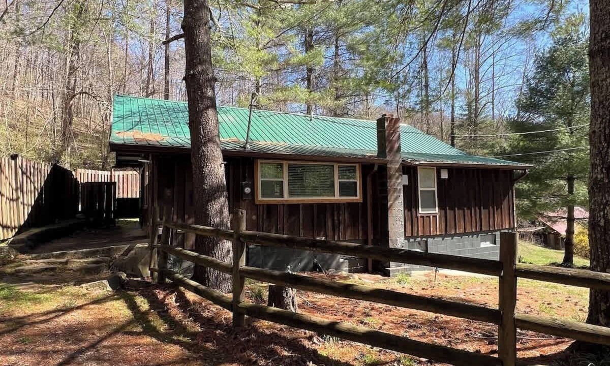 Avawam Cabin | McIntosh Cabin - Off the Grid Getaway!