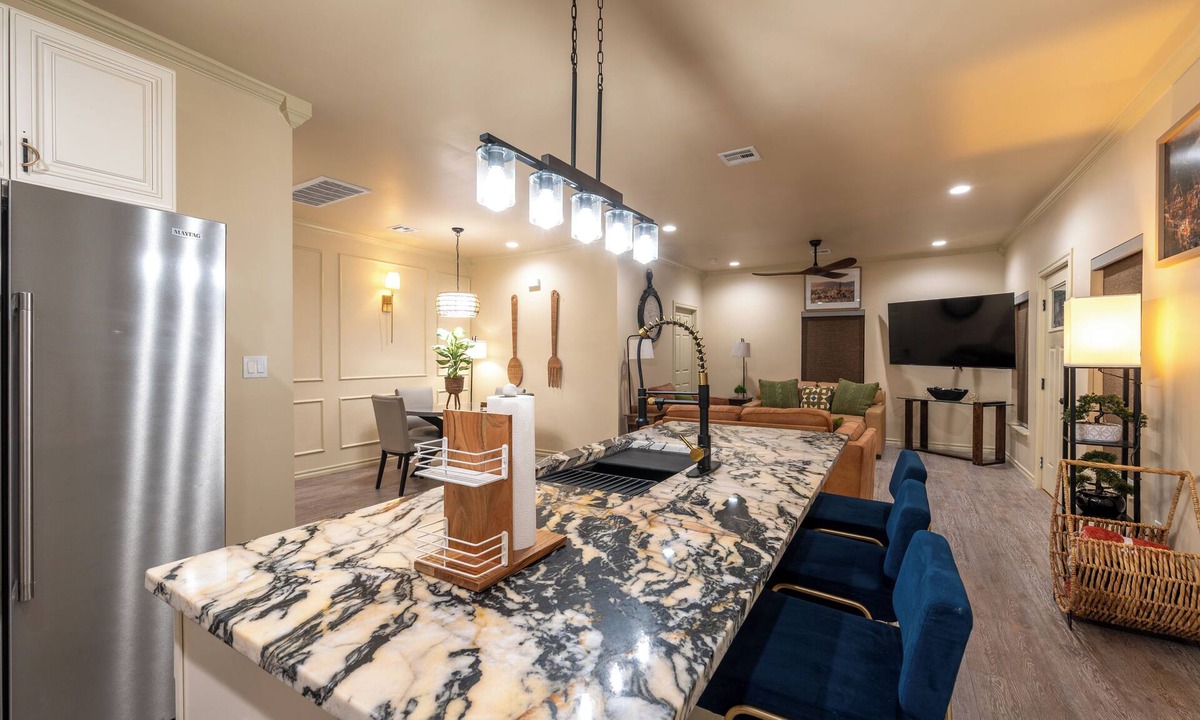 Tulsa House | Mid-Century Kendall Whittier charm 3 big bedrooms Mins frm TU, Dwntown, Expo CTR