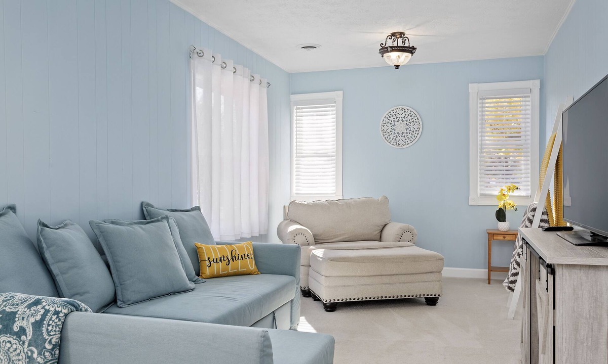 Huron House | Mimi's Cottage, Minutes away from Sports Force Parks and Cedar Point