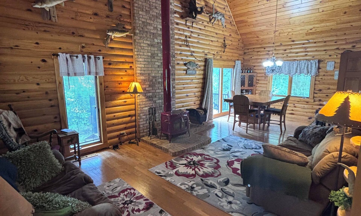 Baudette House | Minutes from Lake of The Woods, on Rainy River beautiful year round home!