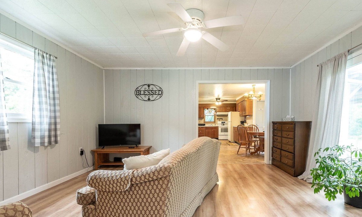 Stanford House | Misty Meadows, peaceful farmhouse