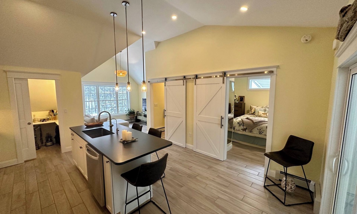 Orono Apartment | Modern 1 bedrm apartment, screened in deck, laundry, AC, kitchen, outdoor grill.