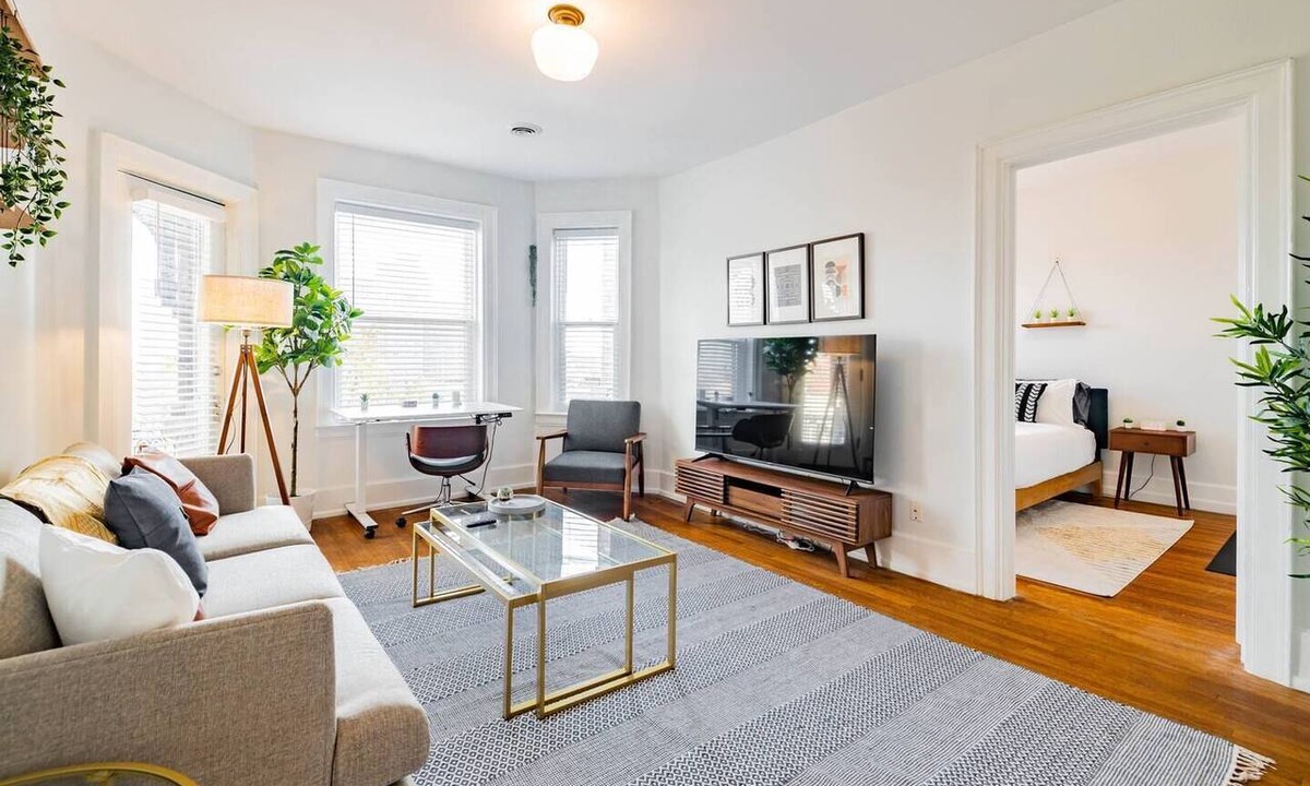 Detroit Apartment | Modern 2/1 Apt near the Villages | Free Parking