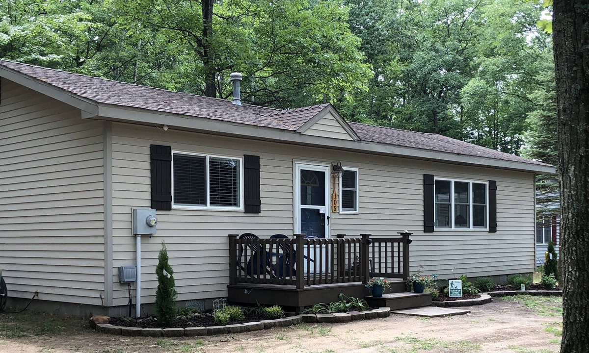 Prudenville House | Modern 2 bedroom home walking distance to Houghton lake. Clean and New.