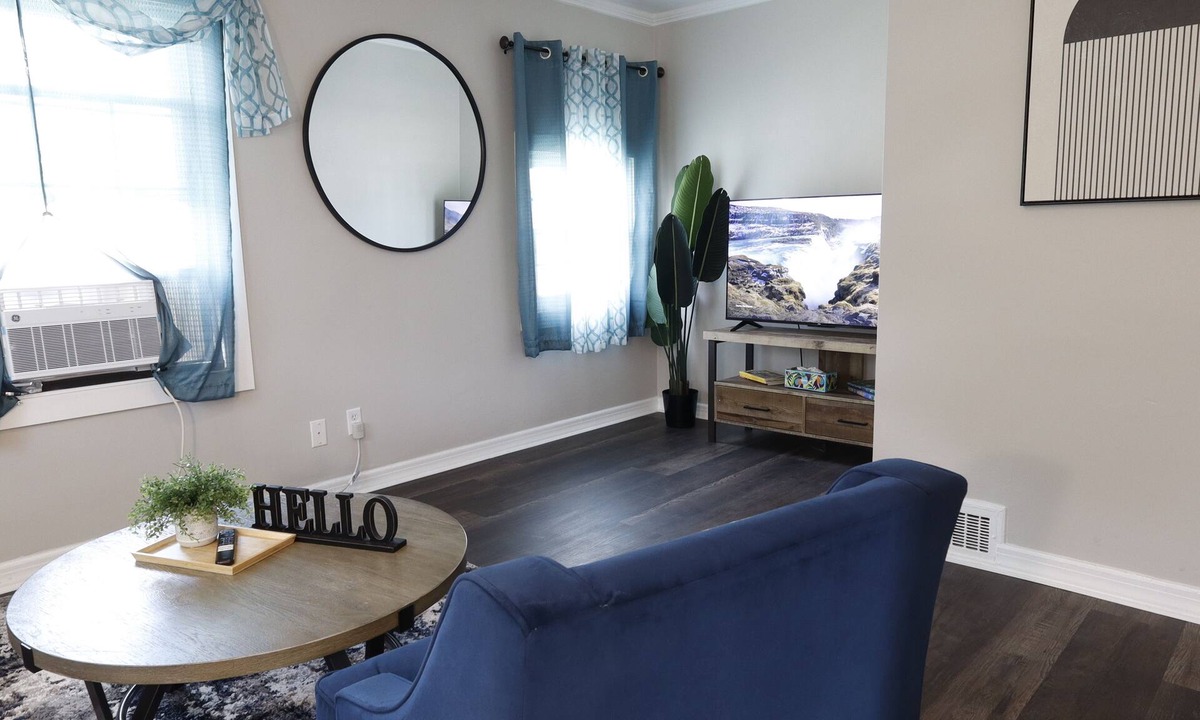 Anderson House | Modern 2BR Upstairs Unit - Sleeps 4 Free Parking