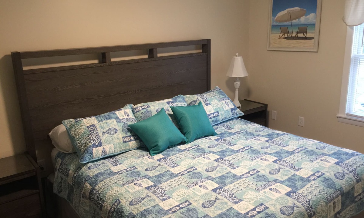 Ocean Park Apartment | MODERN 3 BEDROOM WITH AIR CONDITIONING AND FREE BEACHFRONT PARKING PASS .