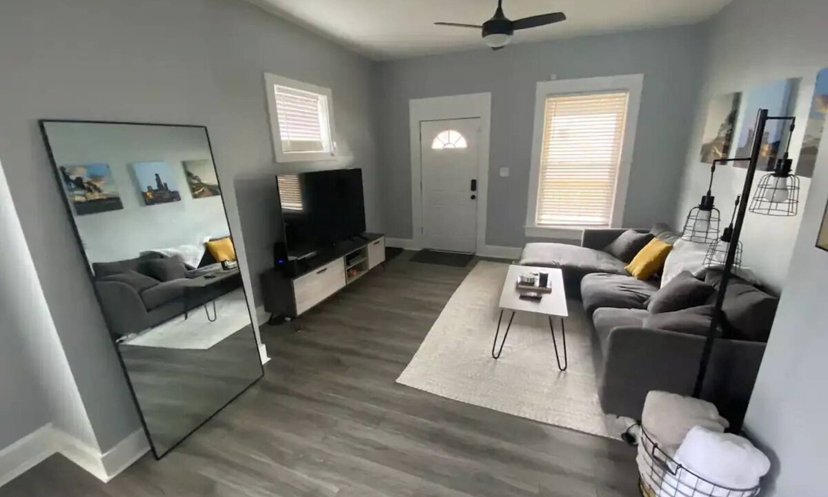 Indianapolis House | Modern 3 BR Townhouse Downtown Indy
