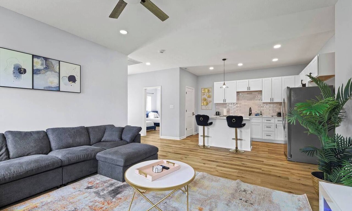Acton House | Modern 4BR | Chef`s Kitchen + Soaking Tub · Indy