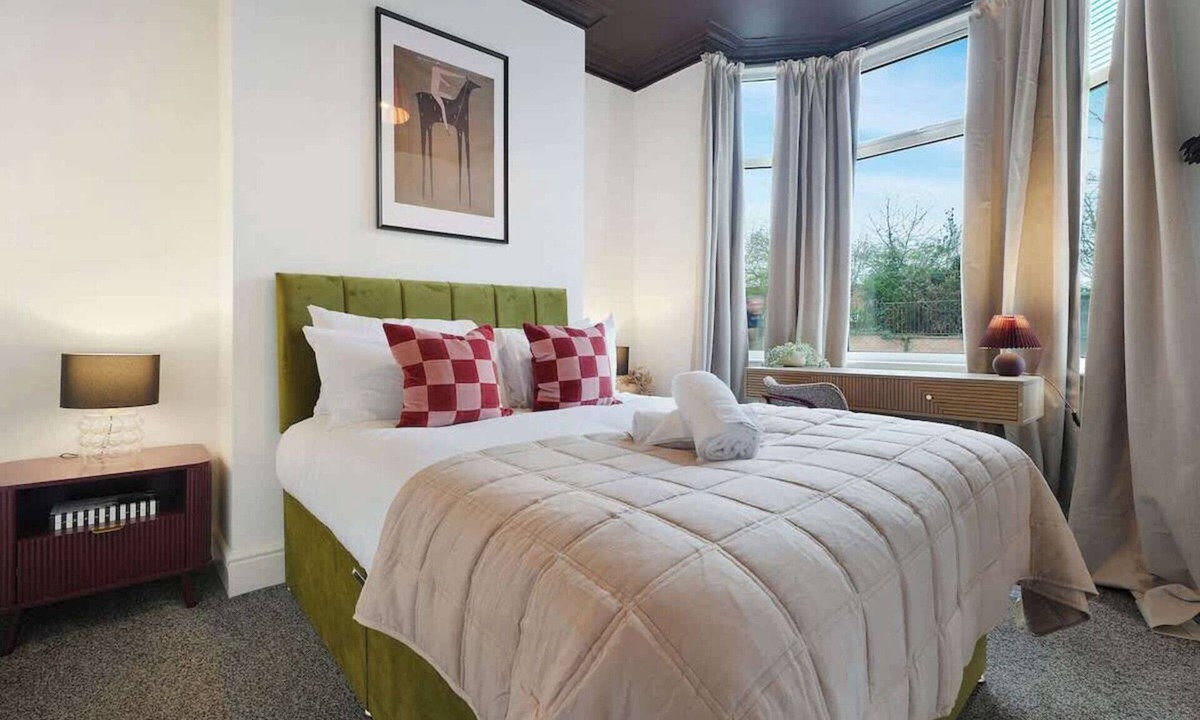Darlington House | Modern 4BR with Easy Access to Town and Station