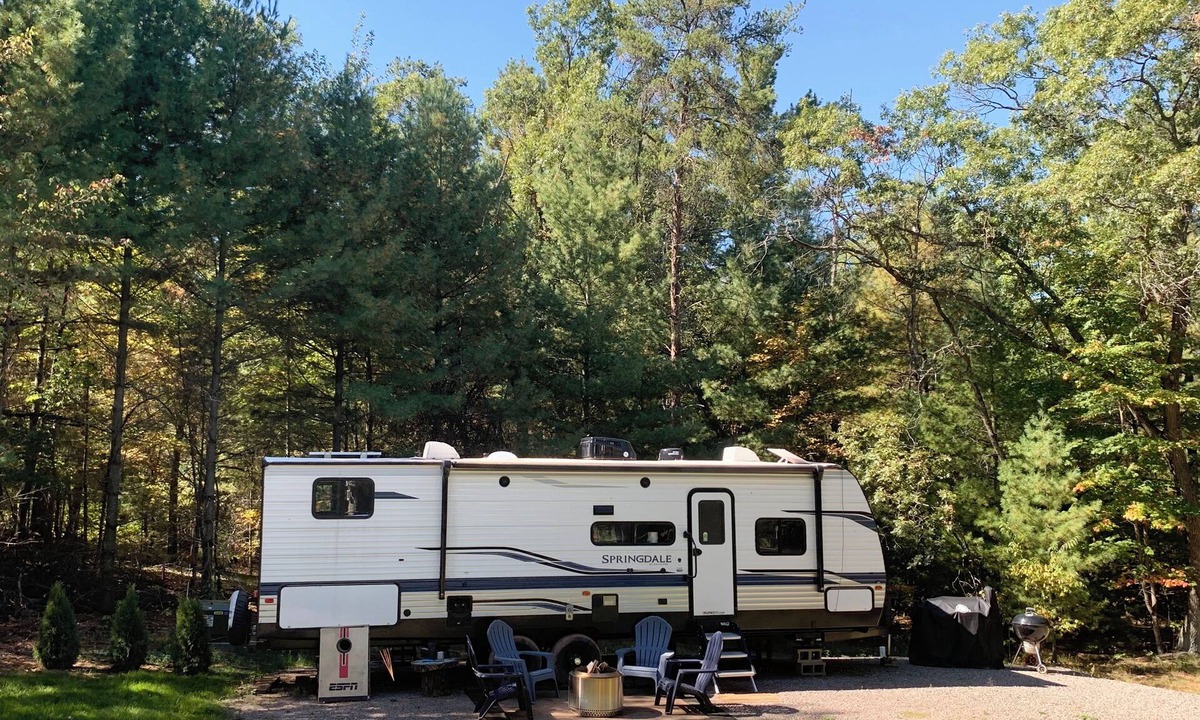 Lyndon Station RV Rental | Modern Camper - Castle Rock Lake - WI Dells - Boat Rental - Dog Friendly.