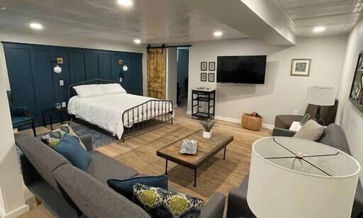 Pittsburgh Apartment | Modern & Chic XL Studio w/EZ City/Airport Access