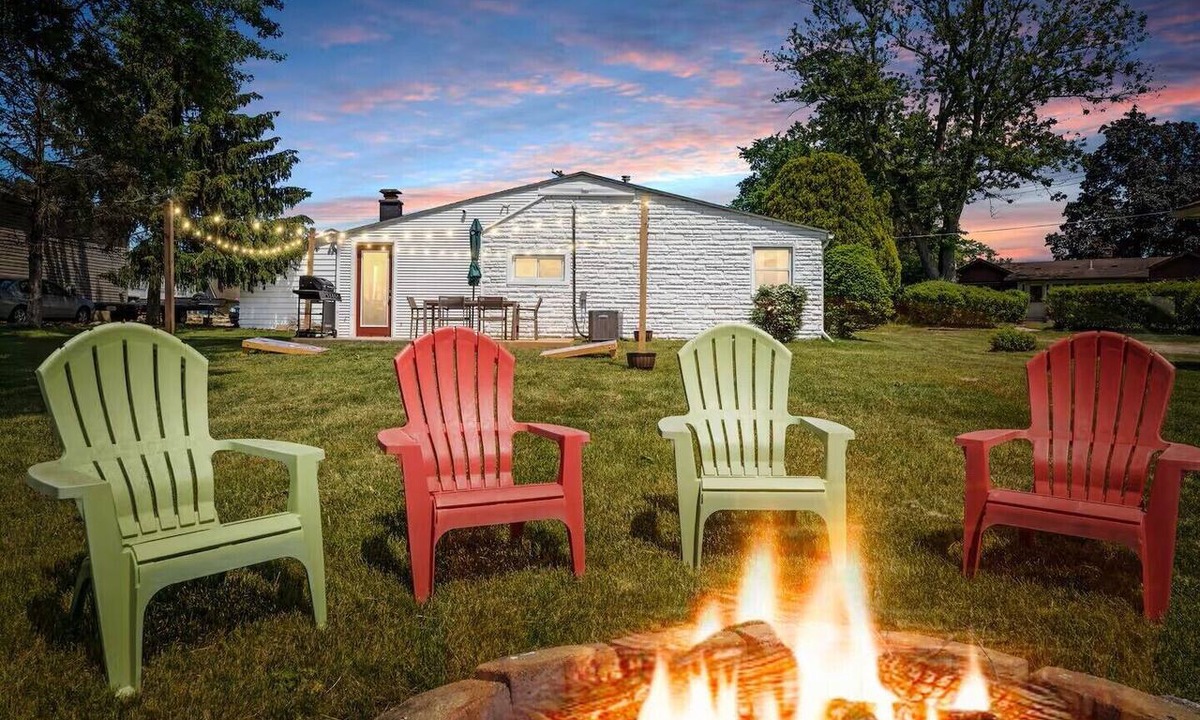Oxbow House | Modern & Clean Lakehouse Retreat - Ice skating, Beach, Kayaks, Fire Pit, Skiing