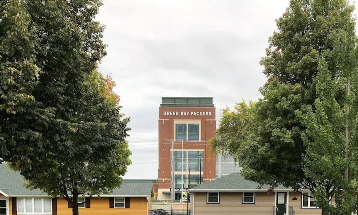 Green Bay House | Modern & Clean with Awesome Lambeau View! 1218