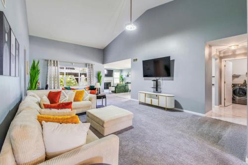 Afton House | Modern Comfort Loves Park Stylish 3BR Getaway