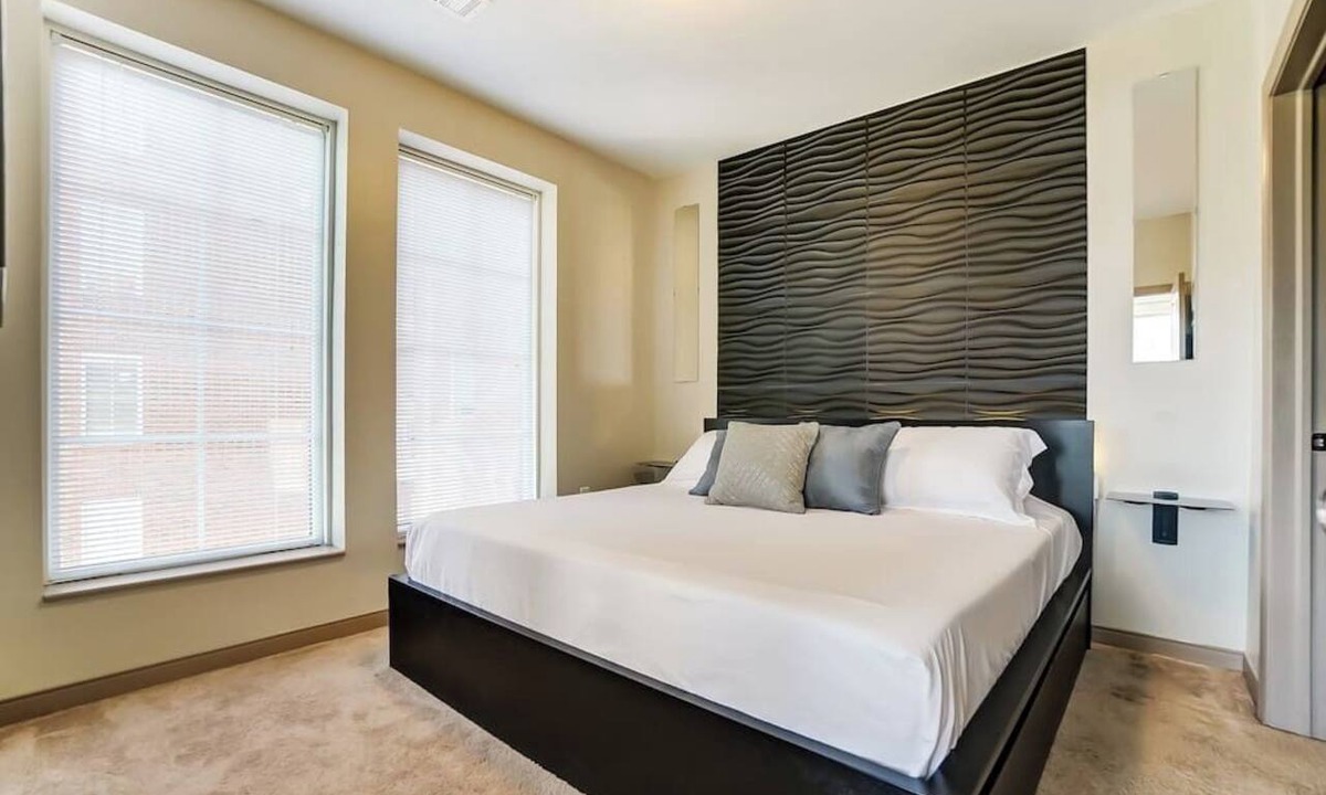 Uptown District Apartment | Modern Downtown Luxury Apartment w/View