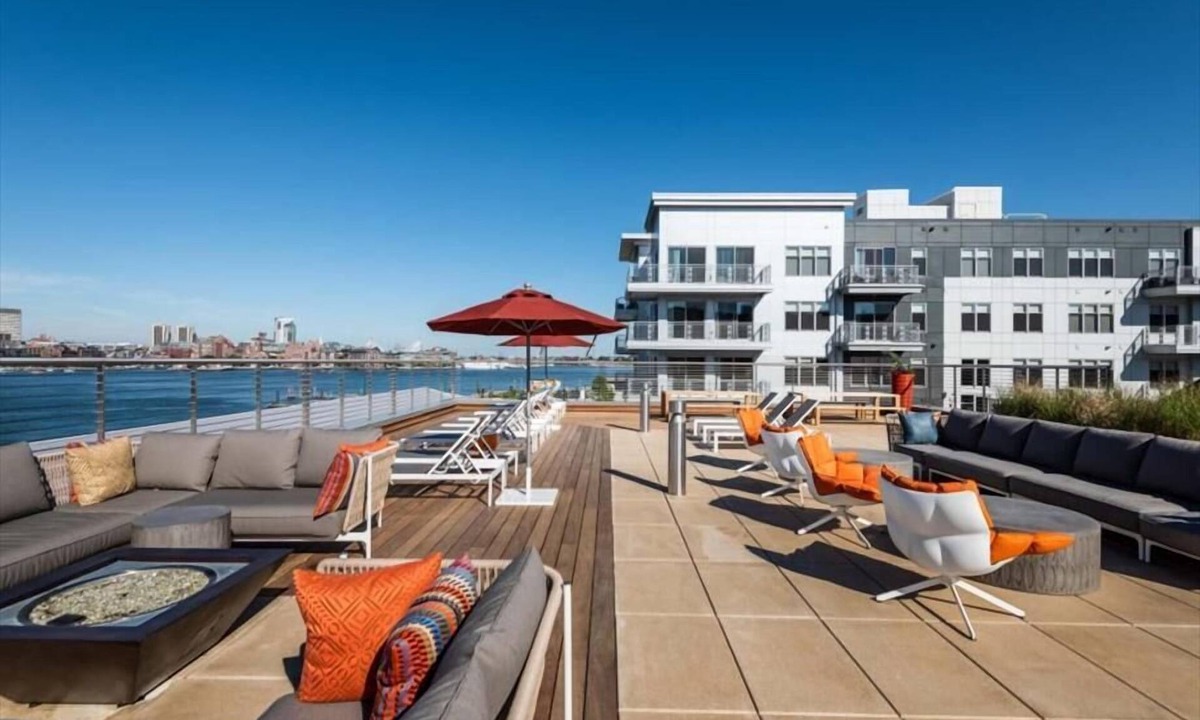 Central-Maverick Square - Paris Street Apartment | Modern East Boston | Private Studio | Work Desk | GLS
