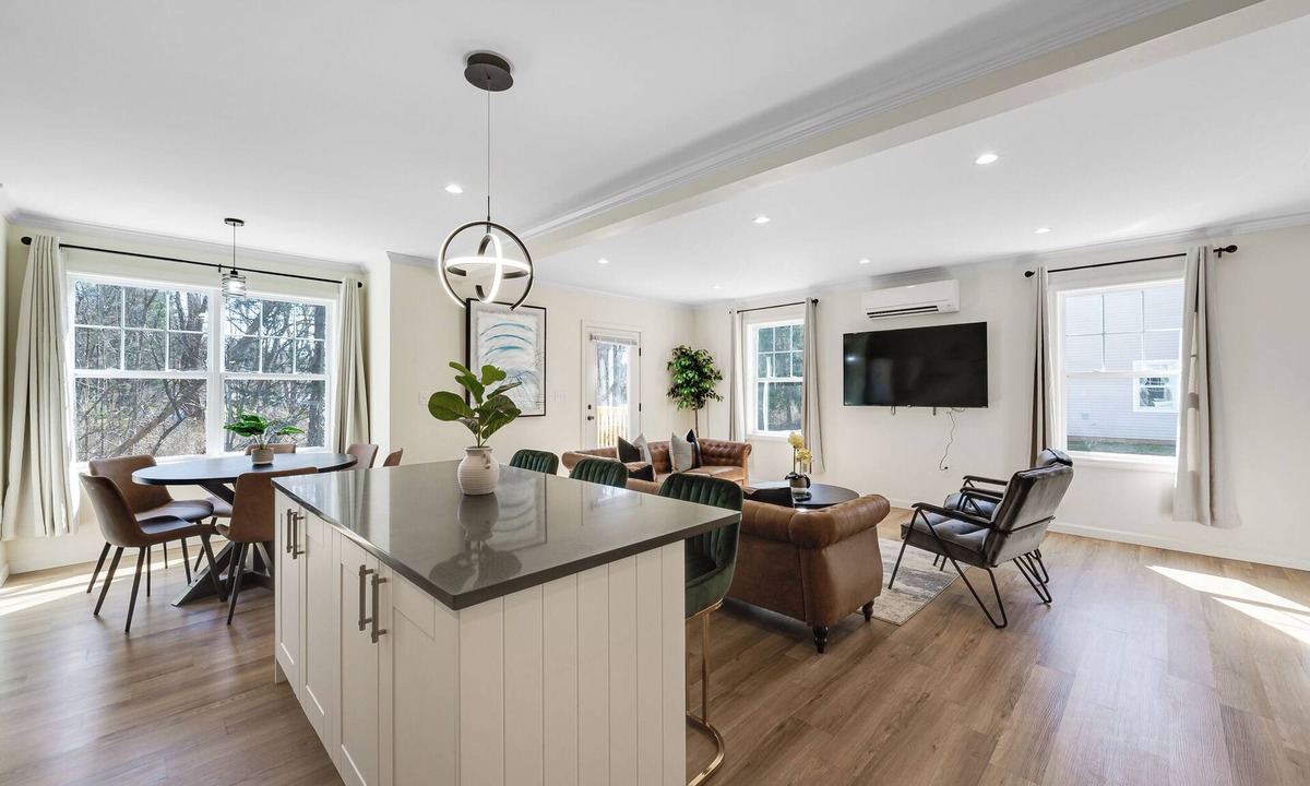 Maple Hill House | Modern Family Retreat | Near Downtown Hartford | Sleeps 10