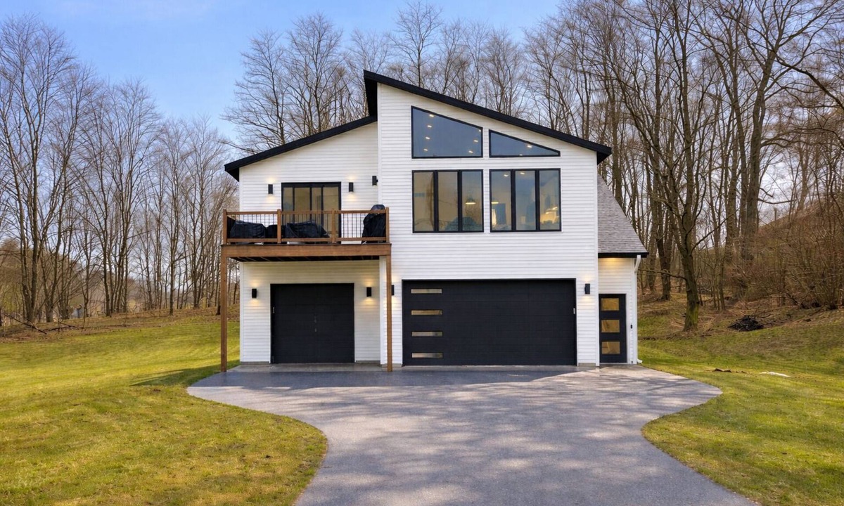 Traverse City House | Modern Lake View Stay In Traverse City - Sleeps 6