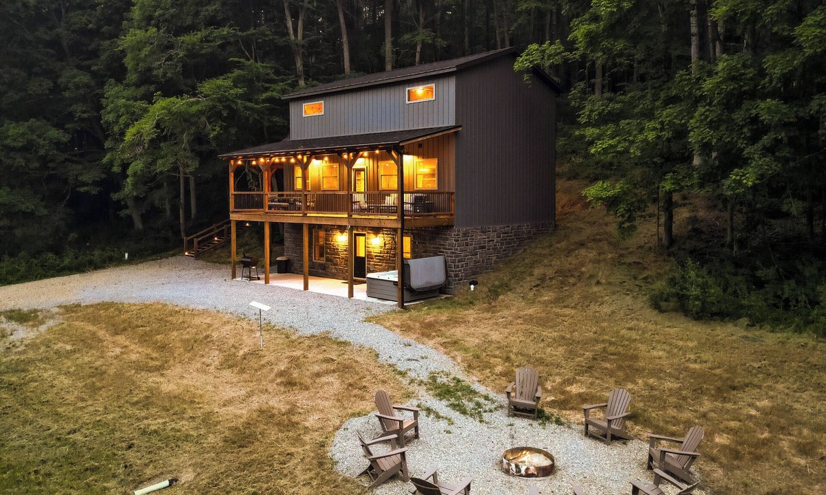 McArthur Cabin | Modern Rustic Retreat ~Newly Built with Hot Tub and EV charger, ~6mi to Ash Cave