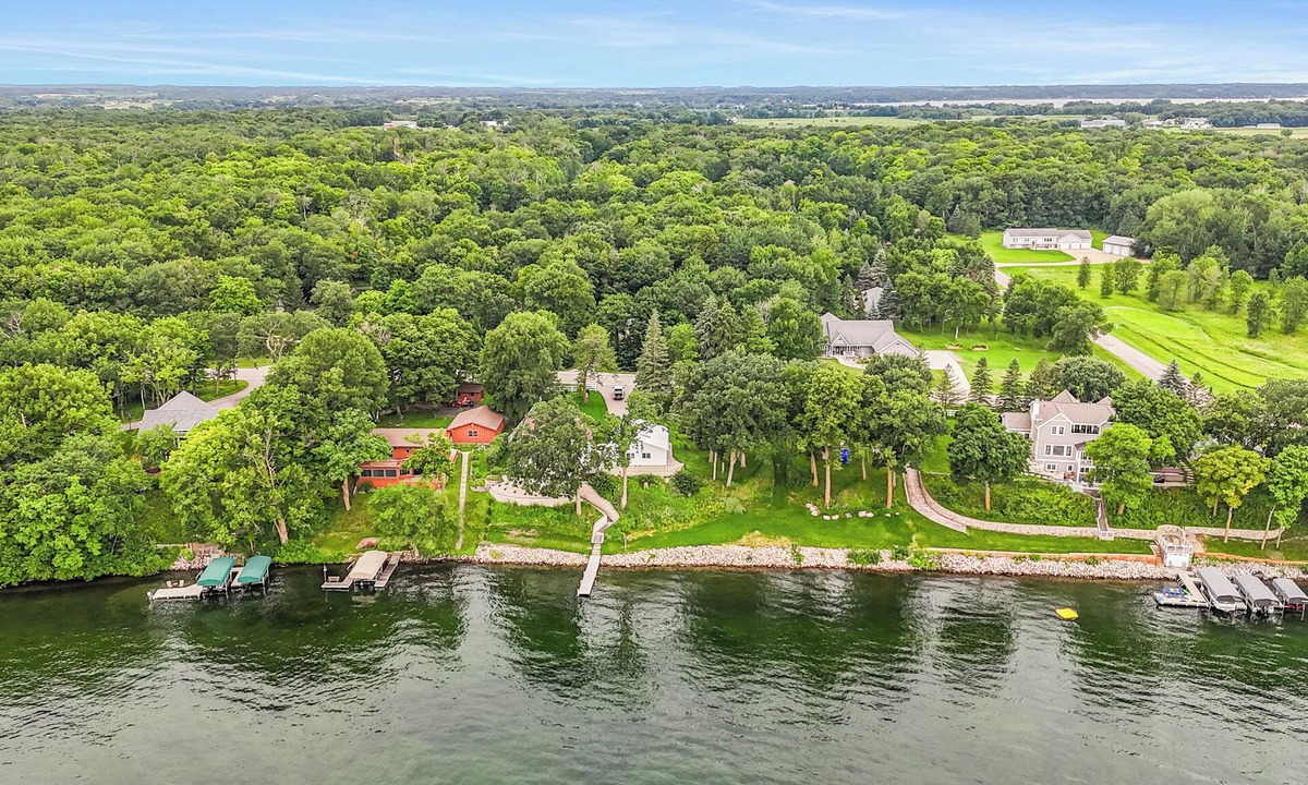 Alexandria House | Moonglade House on Lake Carlos