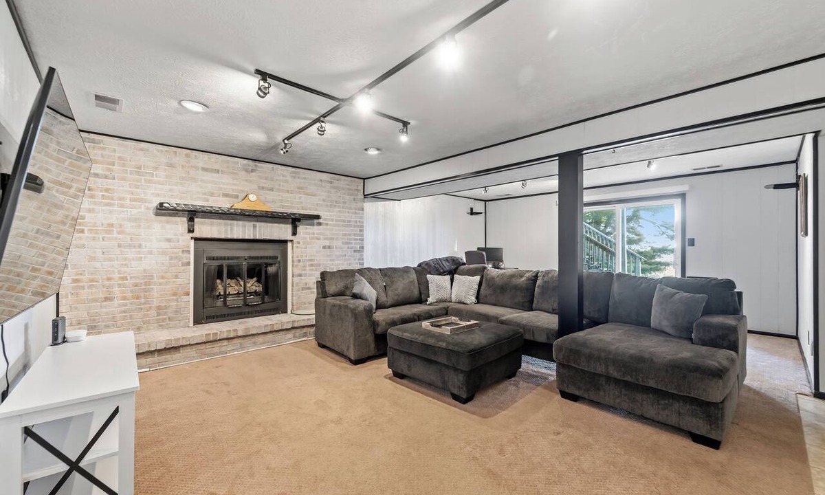 Dellslow House | Morgantown Stay Near Trails, Deck & Fire Pit