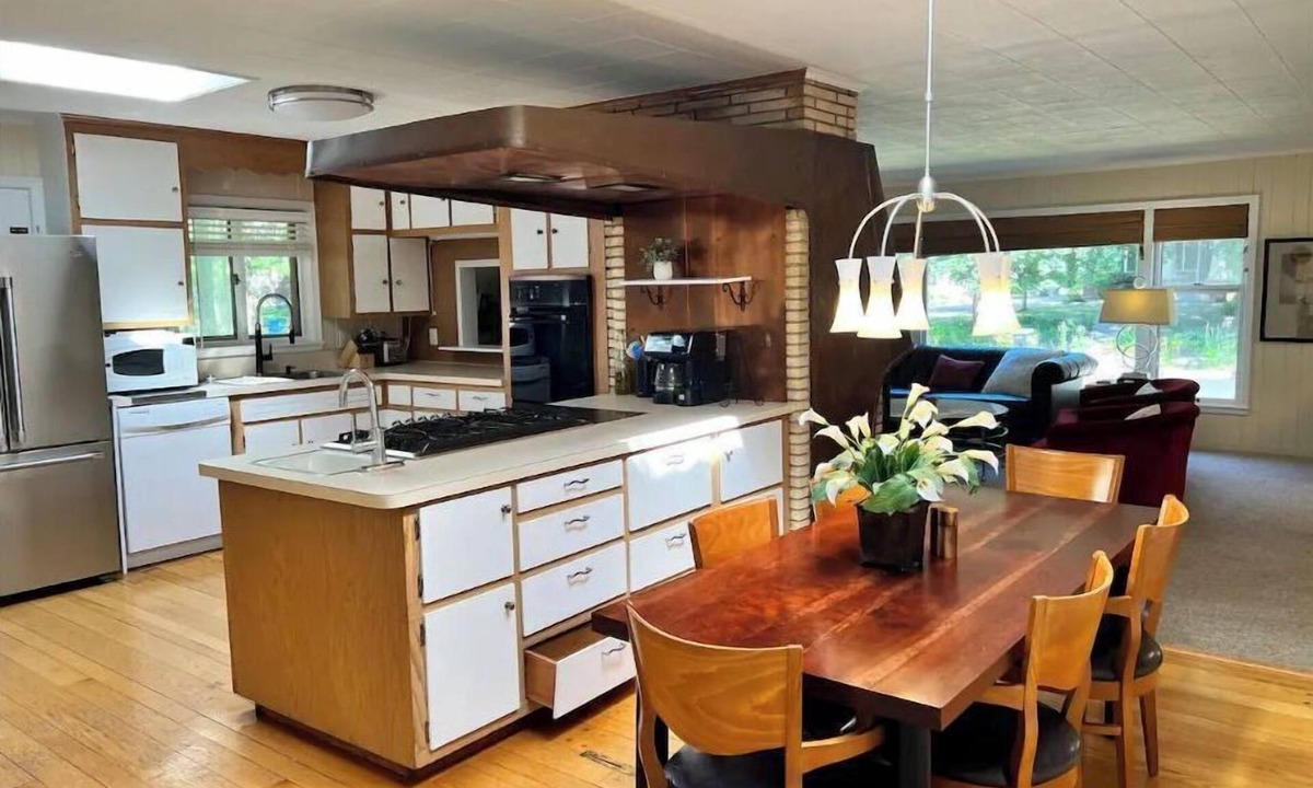 Morningside House | Morningside mid century near restaurants & lakes