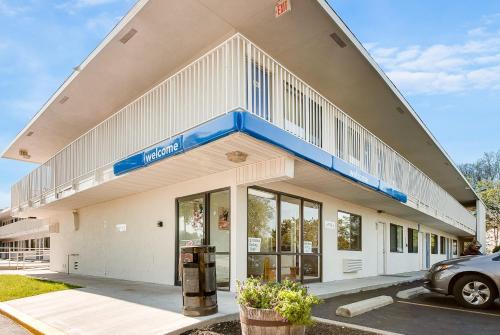 Lenexa Hotel | Motel 6-Lenexa, KS - Kansas City Southwest