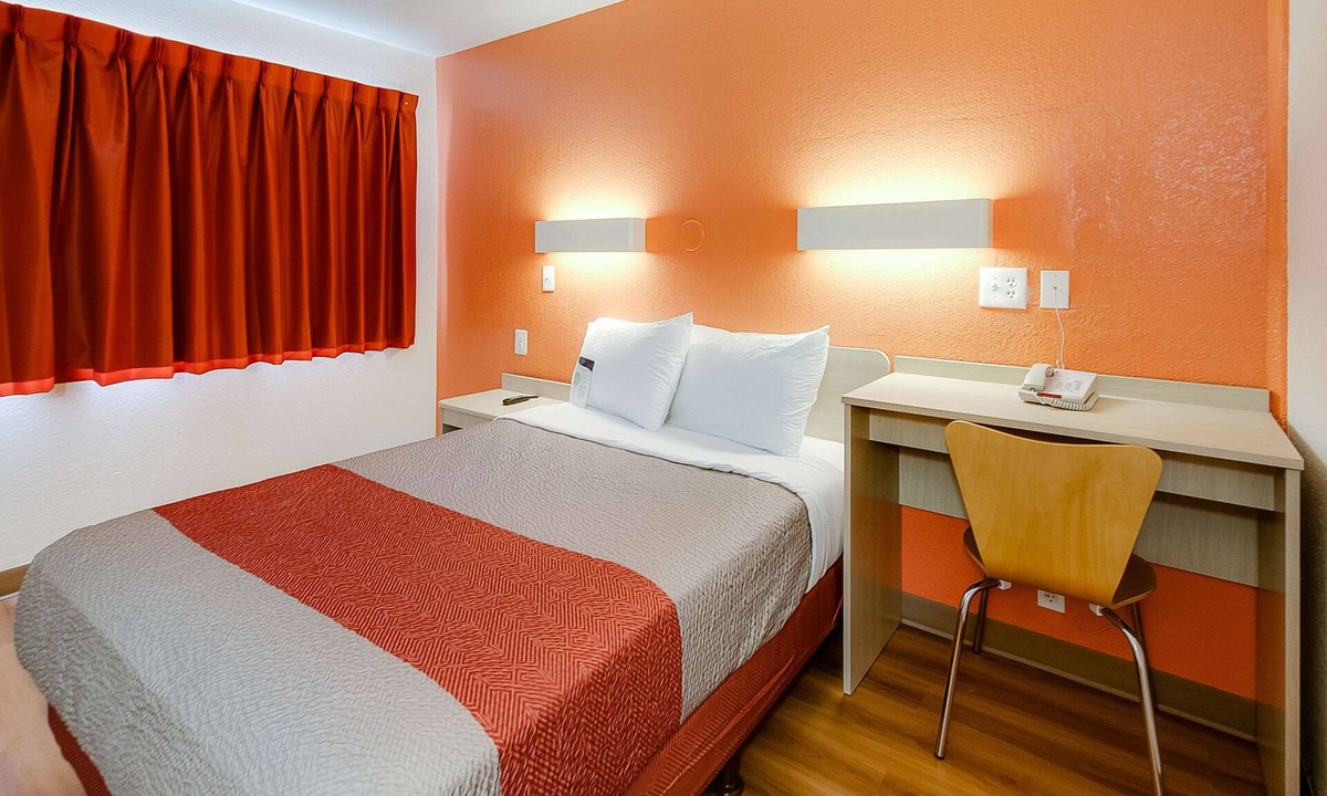 Lenexa Hotel | Motel 6 Lenexa, KS - Kansas City Southwest