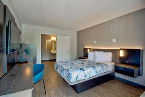 Warren Hotel | Motel 6-Warren, MI - Detroit East