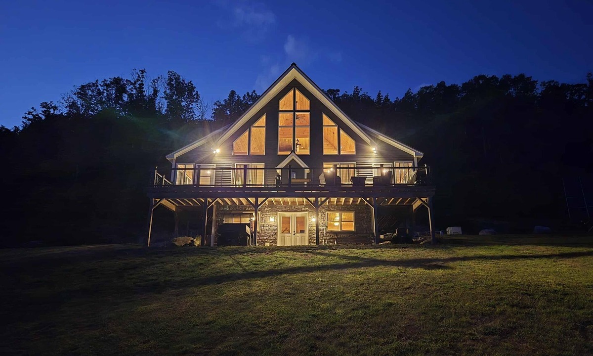 Stoneham Ski Chalet | Mountain Chalet w/Lake Access + Views, Fireplace Deck, Sleeps 8 Stoneham Me
